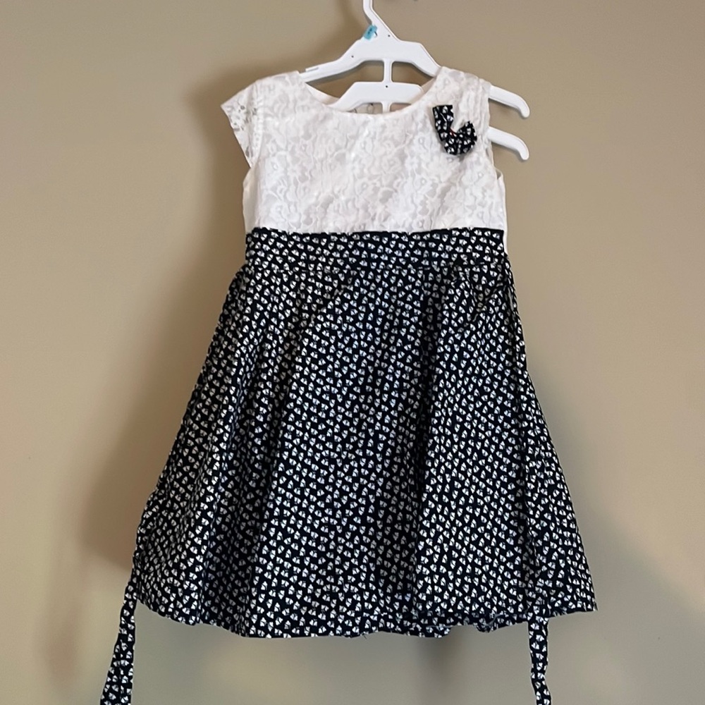 Navy and white little girls dress. Barely worn. Size 3T